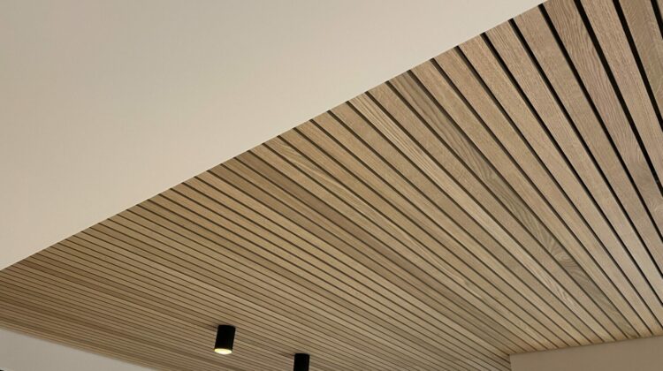 Skandinaviško stiliaus lubų įrengimas su Grad concept® paslėpto tvirtinimo profiliais