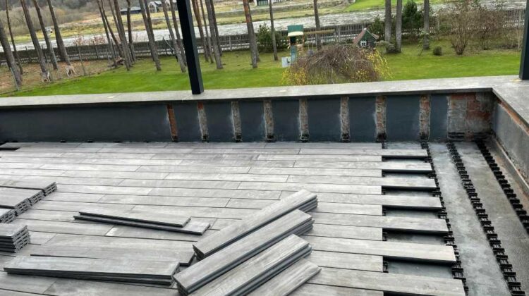 BALKONO GRINDYS ĮRENGTOS SU “DEX” TERASINĖMIS LENTOMIS ir “GRAD” TVIRTINIMO SISTEMA