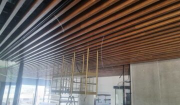 RESTORANO LUBŲ APDAILA ĄŽUOLO TAŠAIS ANT GRAD® CONCEPT TVIRTINIMO SISTEMOS