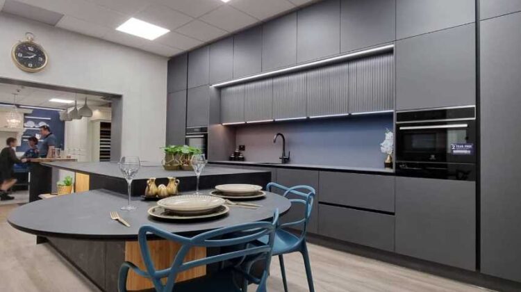 BAMBUKO TAPETO “FLEXBAMBOO” PANAUDOJIMAS MODERNAUS BALDŲ KOMPLEKTO GAMYBOJE