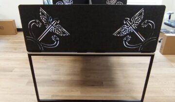 Akustinės stalo pertvaros su išpjaustyta LR muitinės emblema