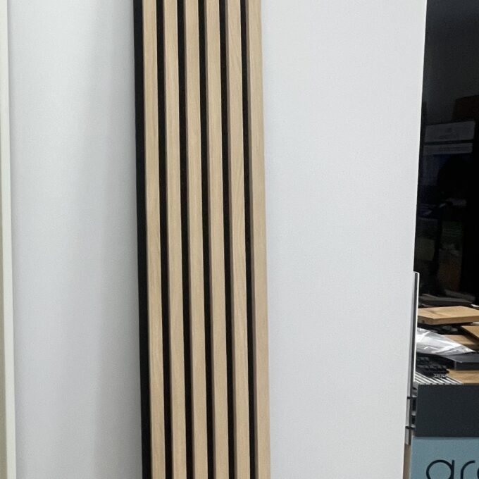 Ąžuolo (balinto) tašeliai ant juodo PET veltinio | 300x26x2750 mm | suformuotas apdailos skydas